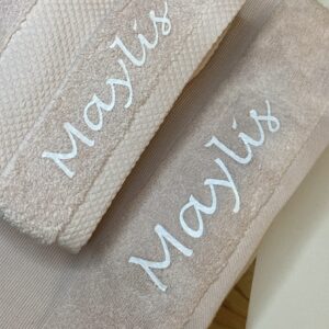 coffret pause douceur- deux serviettes roses personnalisées