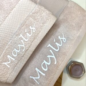 coffret pause douceur - deux serviettes roses personnalisées et une bouge violette
